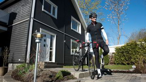 Martin Hoff har opplevd færre farlige situasjoner i trafikken som syklist de siste årene. Her tester han sykkelen etter et stygt fall under et Norgescupritt i fjor vår.