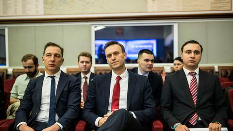Opposisjonspolitiker Alexej Navalnyj (i midten) avbildet mandag 25. desember i valgkommisjonens lokaler, der han leverte inn sine valgpapirer som deretter ble avvist.