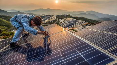 Kina har forpliktet seg til å investere 2500 milliarder yuan (2800 milliarder kroner) i fornybare energiprosjekter frem til 2020. I 2015 ble det investert for 850 milliarder kroner. Her fra Xinyi solcellekraftverk i Songxi, Kina.