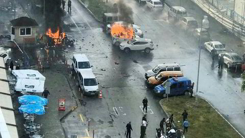 Biler sto i brann etter en eksplosjon utenfor en rettsbygning i Izmir, Tyrkia torsdag.