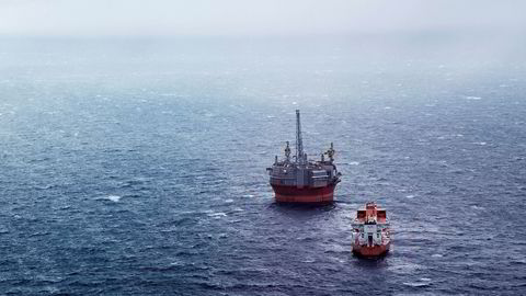 Oljeprisene stiger mandag morgen. Her fra Boreriggen Goliat med supplyship i Barentshavet.