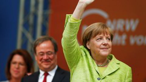 Valgdagsmålinger tyder på at CDU får 35 prosent av stemmene i valget i Tysklands største delstat Nordrhein-Westfalen. Her er toppkandidat  Armin Laschet sammen med partileder  og kansler Angela Merkel på et valgmøte lørdag.