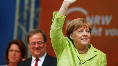 Valgdagsmålinger tyder på at CDU får 35 prosent av stemmene i valget i Tysklands største delstat Nordrhein-Westfalen. Her er toppkandidat  Armin Laschet sammen med partileder  og kansler Angela Merkel på et valgmøte lørdag.