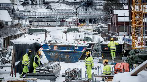 Bane Nor hever Follobane-avtalene med det konkurstruede entreprenørselskapet Condotte. De siste ukene har arbeidet med Follobanen i Oslo sentrum stått stille på grunn av Condottes økonomiske krise.