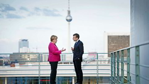 Tyskland forbundskansler Angela Merkel og Frankrikes president Emmanuel Macron vil vise samhold og lederskap i EU. Men Merkel vil neppe gå med på en felles finanspolitikk nå.