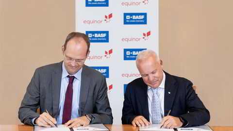 Dirk Elvermann, finansdirektør (CFO) og digitaldirektør (CDO) i Basf, og Anders Opedal, konsernsjef i Equinor, under signeringen av den tiårige gassavtalen.