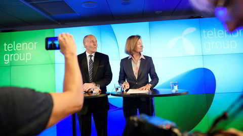 Her er Gunn Wærsted (styreleder Telernor) (fra venstre), Sigve Brekke (konsernsjef Telenor) under pressekonferansen onsdag.