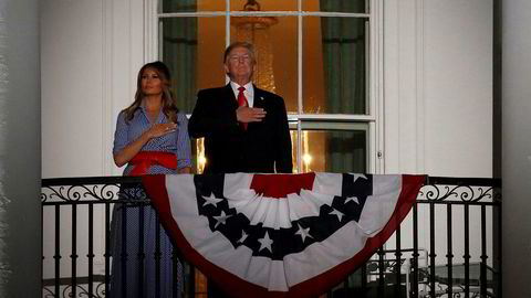 USAs president Donald Trump hyllet militæret i sin tale på nasjonaldagen. På bildet står han på balkongen i Det hvite hus sammen med sin kone Melania Trump under innspillingen av USAs nasjonalsang.