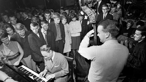 Bildet er fra Jazzcenteret Metropol i Oslo i august i 1963. Bengt Hallberg på piano, Erik Amundsen på bass og Ole Jacob Hansen på trommer.