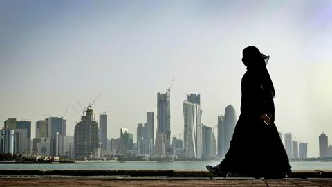 Hovedstaden Doha og resten av Qatar er nå svært isolert fra nabolandene. Fristen til å svare på kravene løper ut mandag, og lederne i Qatar har sagt at de ikke har noen intensjon om å si ja. Bildet viser en kvinne i Doha i 2010.