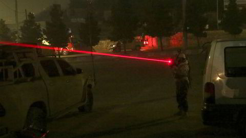 En soldat peker med et lasersikte på våpenet utenfor Intercontinental i Kabul. Foto: Massoud Hossaini / AP /NTB scanpix