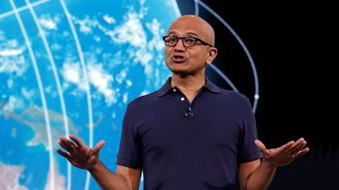 Microsoft under Satya Nadellas ledelse har de siste årene levert et skoleeksempel på hvordan etablerte markedsledere kan møte innovative utfordrere.