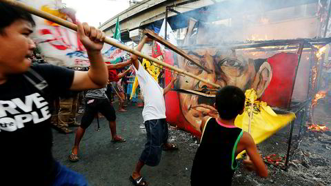 Demonstranter i Filippinenes hovedstad Manila protesterer mot president Rodrigo Dutertes krig mot narkotikabander. FN og menneskerettighetsorganisasjoner mener at presidentens politikk har ført til en voldsspiral.