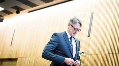 Aker-sjef Øyvind Eriksen, som selv er jurist, mener forlaget Tiden ikke kan gi ut Aker-boken på ordinært vis i bokhandel.