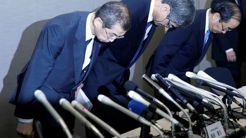 Takatas styreleder og konsernsjef Shigehisa Takada (til venstre) og to andre i toppledelsen bøyer seg fremover på sedvanlig japansk vis under pressekonferansen i Tokyo mandag etter beslutningen om å begjære selskapet konkurs.