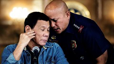 Filippinenes president Rodrigo Duterte (til venstre) beskyldte landets politi for å være «korrupt til benmargen» nylig etter at polititjenestemenn er mistenkt for å ha stått bak kidnapping og drap av en sørkoreansk forretningsmann.