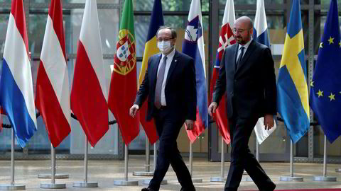 Kosovos statsminister Abdullah Hoti (t.v.) bekreftet at han er smittet av koronaviruset, men at han ikke har noen klare symptomer. Bildet er fra et EU-møte i juni.