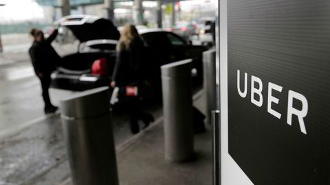 Uber blir holdt på pinebenken til oktober før norske myndigheter må svare om drosjeløyve-politikken.