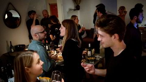 Folksomt og høy stemning på vinsmakingskveld i en av leilighetene på LifeX i Vester Voldgade i København.