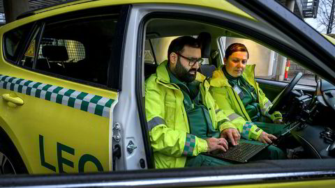 – Mobilsamband er meget viktig, sier lege Asif Siddique som er på vakt i legevaktbilen i Lillestrøm sammen med sykepleier Line Olafsen. Nå skifter de fra Telenors til Telias mobilnett.