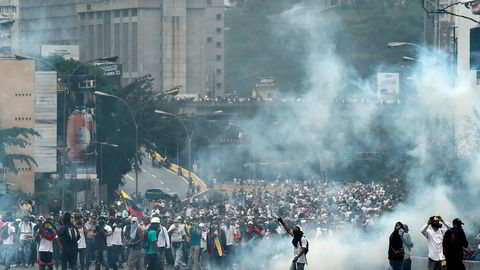 Kraftige sammenstøt mellom politi og demonstranter i Venezuelas hovedstad Caracas. Tre personer døde.