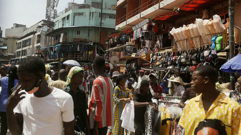 Fotgjengere i Lagos i Nigeria fredag. Bekymringen for spredningen av koronaviruset øker, mens antallet uforklarlige dødsfall i flere regioner stiger og antall tester fremdeles er svært lav.