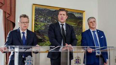 Sentralbanksjef Mar Gudmundsson (fra venstre), statsminister Bjarni Benediktsson og finansminister Benedikt Johannesson kunngjorde mandag i Reykjavik at de siste kapitalrestriksjonene fjernes.
