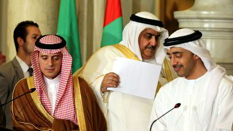 Utenriksministerne fra Saudi-Arabia (venstre), De forente arabiske emirater og Bahrain snakker på pressekonferansen etter å ha diskutert den diplomatiske situasjonen med Qatar.