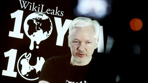 Julian Assange sitter foreløpig trygt i Ecuadors ambassade i London. Her på videolink fra ambassaden under Wikileaks' tiårsjubileum i Berlin ifjor.