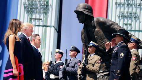 President Donald Trump, USAs førstedame Melania Trump startet sit Europa-besøk hos den polske presidenten Andrzej Duda. Her foran monumentet for Warsawa opprøret på Krasinski torget.