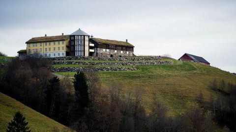 Farsgården til Odd Reitan sør for Trondheim blir kalt Fløtta og ble solgt til hans eget holdingselskap for 119 millioner kroner. Det er en sjelden pris for en landbrukseiendom.