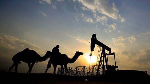 Opec-landene, ledet an av Saudi-Arabia, gikk i helgen for en ny trippeløkning av oljeproduksjonen for juli. Her fra et oljefelt i Sakhir i Bahrain.