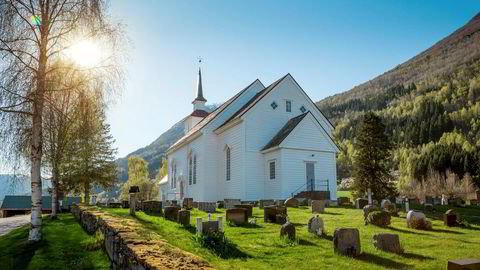 Opplysningsvesenets fond har aldri hatt å gjøre med noe annet gods enn det som lå til de lokale sokneprestene, og som altså senere ble samlet i fondet slik vi kjenner det i dag, skriver forfatteren.