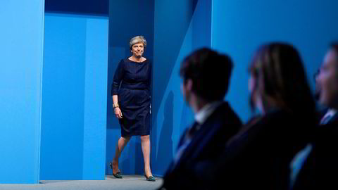 Her går statsminister Theresa May inn på scenen for sin tale under landsmøtet til det konservative partiet onsdag. Mest oppmerksomhet fikk hennes stemmeproblemer og en komiker som snek seg inn og ga henne en avskjedssøknad hun kunne bruke selv.