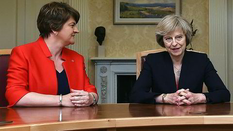 Statsminister Theresa May er avhengig av den nordirske partilederen Arlene Fosters (t.v.) støtte når De konservative nå har mistet sitt flertall i Parlamentet. Første prøve kommer onsdag når parlamentarikerne skal stemme over Dronningens tale, der regjeringen legger fram sitt program.