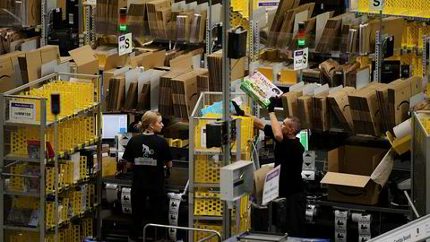 Amazon-arbeidere forbereder seg på Black Friday-salg i et av selskapets såkalte «fulfilment centres» (les: massivt varehus) i Peterborough, øst i England. Handlingen i «Midlertidig ansatt» finner sted i et lignende varehus, i den tyske byen Leipzig.