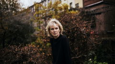 Over hekken. Siri Hustvedt, aktuell med boken «A Woman Looking at Men Looking at Women», utenfor huset sitt i Park Slope, Brooklyn