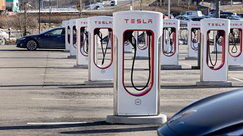 Teslas lynladeranlegg var ett av mange argumenter for at folk valgte elbil-merket, som her ved Inspira Science Center i Østfold. Nå hjelper ikke det på for å få en høy score på kundebarometeret.