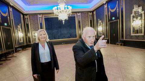Administrerende direktør og majoritetseier Christian Ringnes i Eiendomsspar og hotelldirektør Fredrikke Næss viser rundt i nyoppussede Grand Hotel, her fra Rokokkosalen.