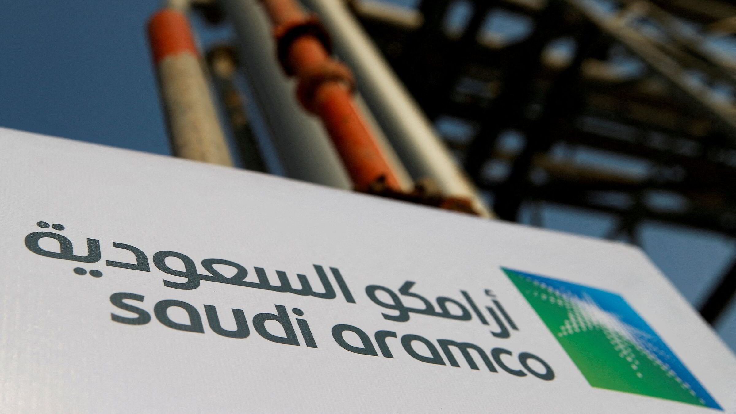 Oljeprisen faller etter uventet priskutt fra Saudi-Arabia