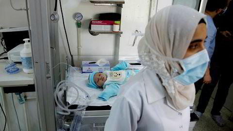 Krig- og konfliktområder er spesielt utsatt for epidemier, her er en sykepleier på fødeavdelingen i Idlib i Syria.
