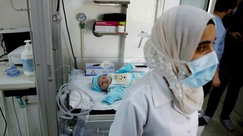 Krig- og konfliktområder er spesielt utsatt for epidemier, her er en sykepleier på fødeavdelingen i Idlib i Syria.