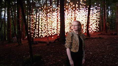 Komponisten Kristine Tjøgersen liker seg i skogen om natten, og kvitterer med nydelig musikk.