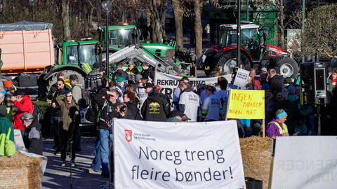 Norske bønder er ikke lønnsvinnere, her fra protestene utenfor Stortinget høsten 2024. I «Maten vår» retter Anders Nordstad en fordømmende pekefinger mot dagligvarebransjen.