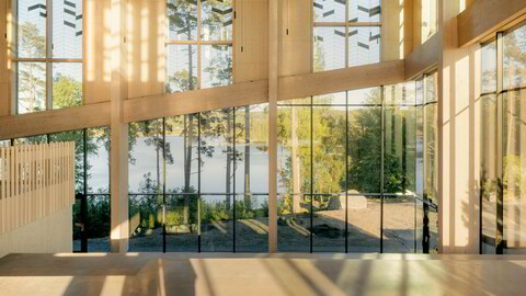 Utsmykkende filter. Mønsteret i de store vinduene er designet av Jorunn Sannes. Vekslingen mellom klart og opakt glass filtrerer lyset og forsterker hovedrommets katedralske aura.