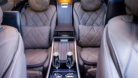 Mercedes EQS Maybach har selvsagt egne glass for baksetepassasjerene. Drikken kan nytes i førsteklasses seter med massasjefunksjon.