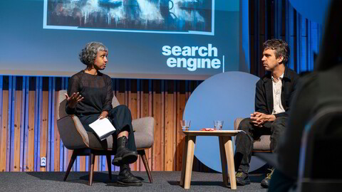 Snakker ut. Sruthi Pinnamaneni (til venstre) og PJ Vogt, henholdsvis produsent og programleder for podkasten «Search Engine», på scenen i kjelleren av Grieghallen under Nordiske Mediedager.