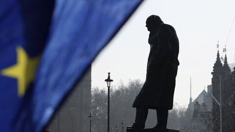 Et EU-flagg vaier foran en statue av Winston Churchill. Parallellen mellom norske EU-holdninger og holdninger til nøytralitet i 1946 er belysende, mener Paal Frisvold.