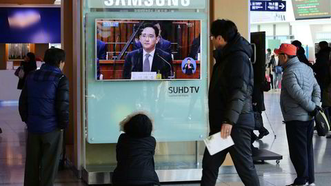 Samsung skal ha betalt over 160 millioner kroner til en stiftelse kontrollert av den sørkoreanske presidentens venninne, sponset en hest og foretatt andre overføringer. Samsungs-sjef Lee Jae-yong (på skjermen) har fått status som «mistenkt for bestikkelser».