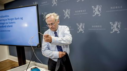 Svein Gjedrem, tidligere sentralbanksjef og finansråd, leverte en murstein av en utredning fredag om organiseringen av Oljefondet og Norges Bank.